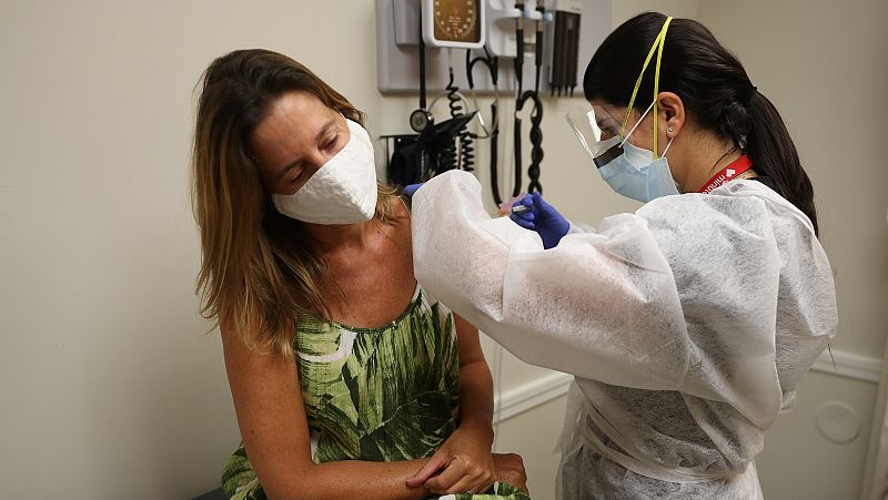 Coronavirus - Carlos Estévez, investigador de Oxford: "Un efecto adverso no indica que un ensayo de vacuna vaya a fracasar" - RTVE.es - Telediario 1 | Ver