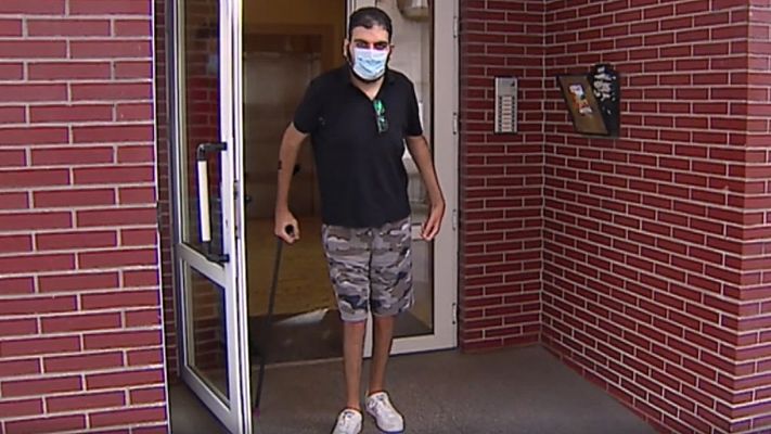 Telediario 1 - Un joven en silla de ruedas logra andar 20 años después