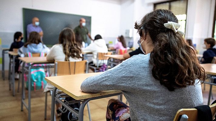 Abrazos y besos en la salida de algunos institutos tras la llegada de los alumnos de Secundaria y Bachiller