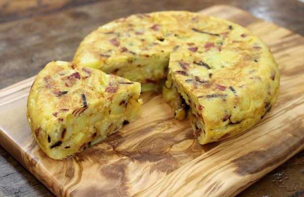 Tortilla de patata rellena de queso manchego y jamón ibérico