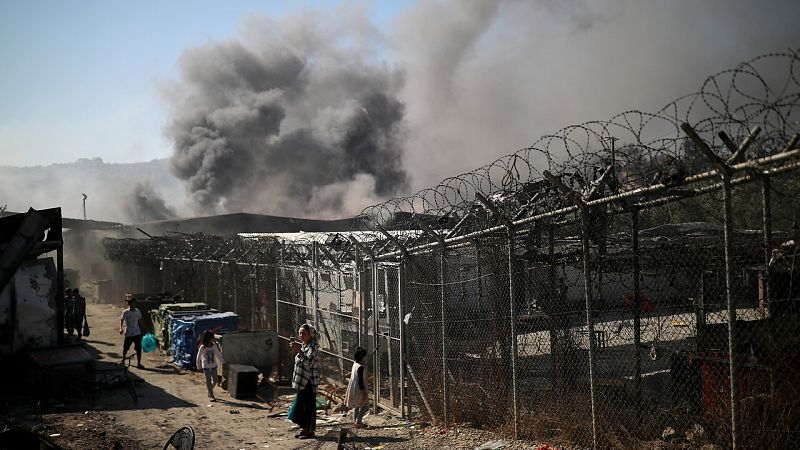 Un incendio arrasa el campo de refugiados de Lesbos y deja a unas 4.000 personas sin hogar