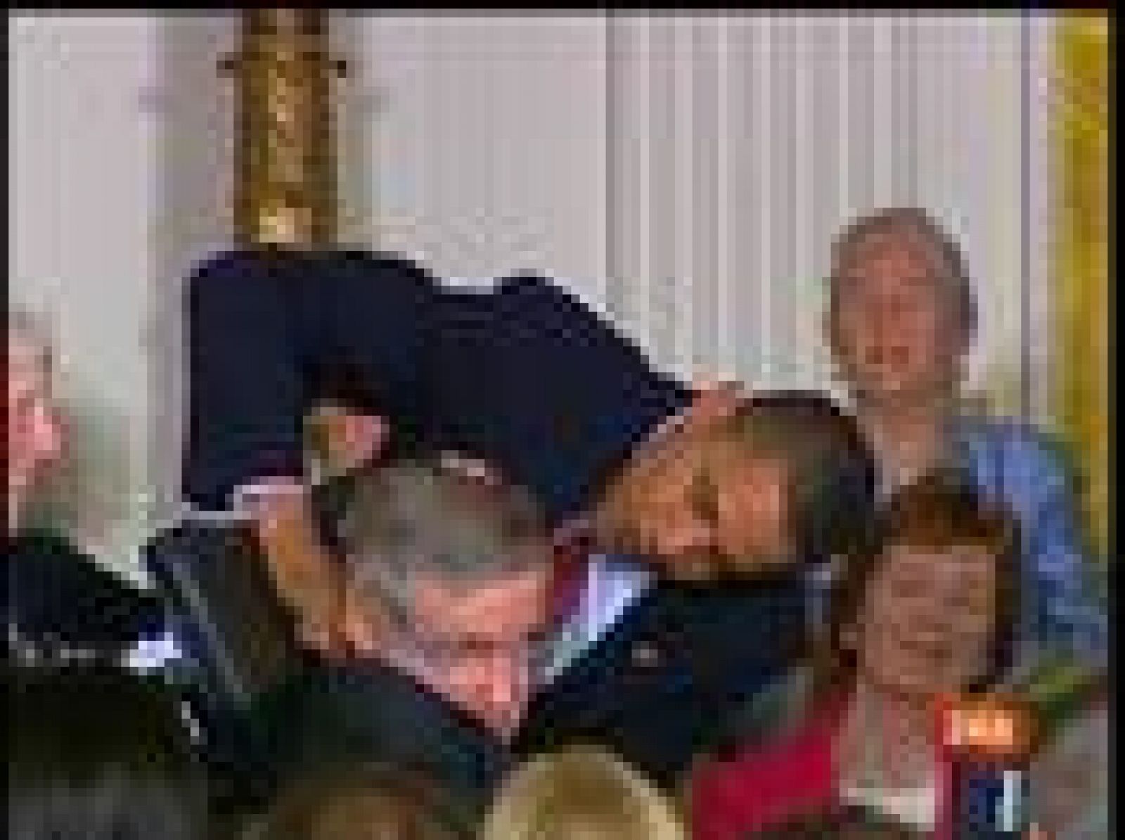 El presidente de Estados Unidos, Barack Obama, ha condecorado este miércoles con la Medalla de la Libertad, el máximo honor civil de EEUU, a 16 figuras de la política, el deporte, la ciencia y el entretenimiento, entre ellos Ted Kennedy, Sidney Poitier, Stephen Hawking, Desmond Tutu, y Chita Rivera (12/08/09).