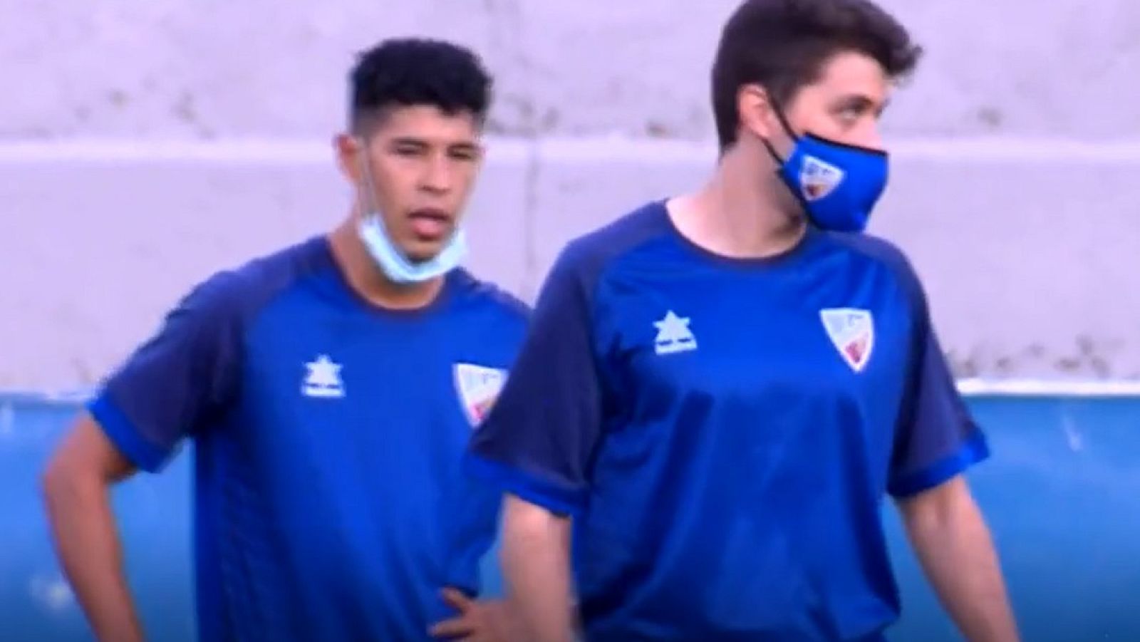 La "locura" de jugar al fútbol con mascarilla | Ver