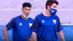 La "locura" de jugar al fútbol con mascarilla