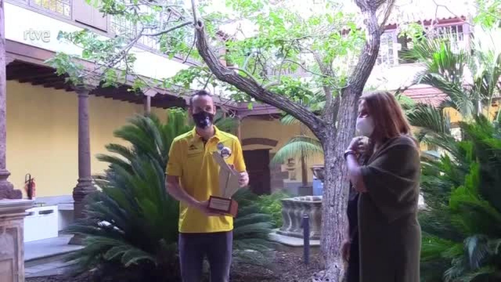 Huertas recibe satisfecho el premio al mejor latinoamericano de la Liga Endesa