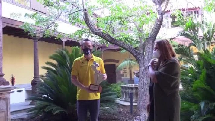 Baloncesto en RTVE - Huertas recibe satisfecho el premio al mejor latinoamericano de la Liga Endesa