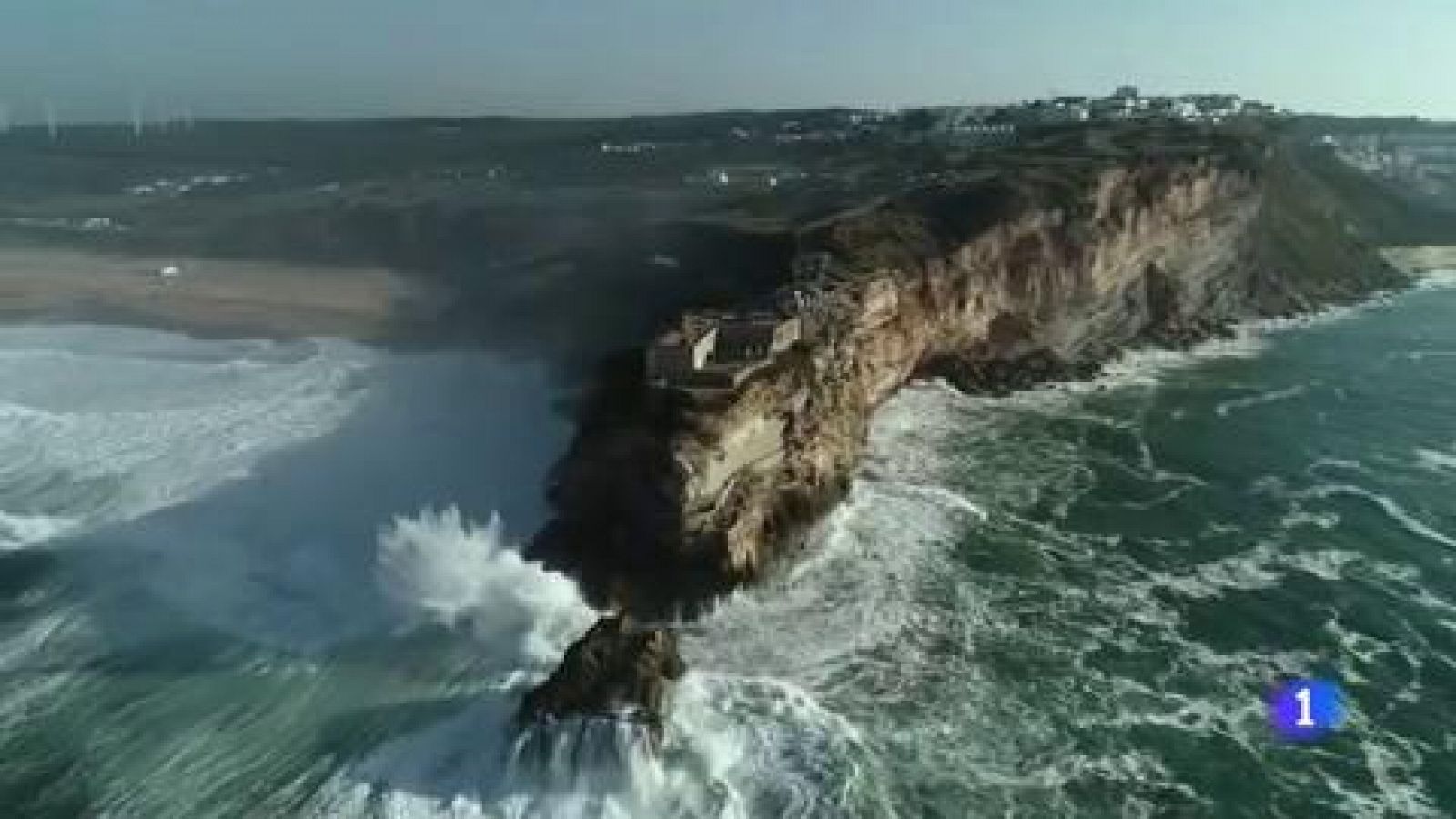 La brasileña Maya Gabeira, récord mundial al surfear la ola más grande