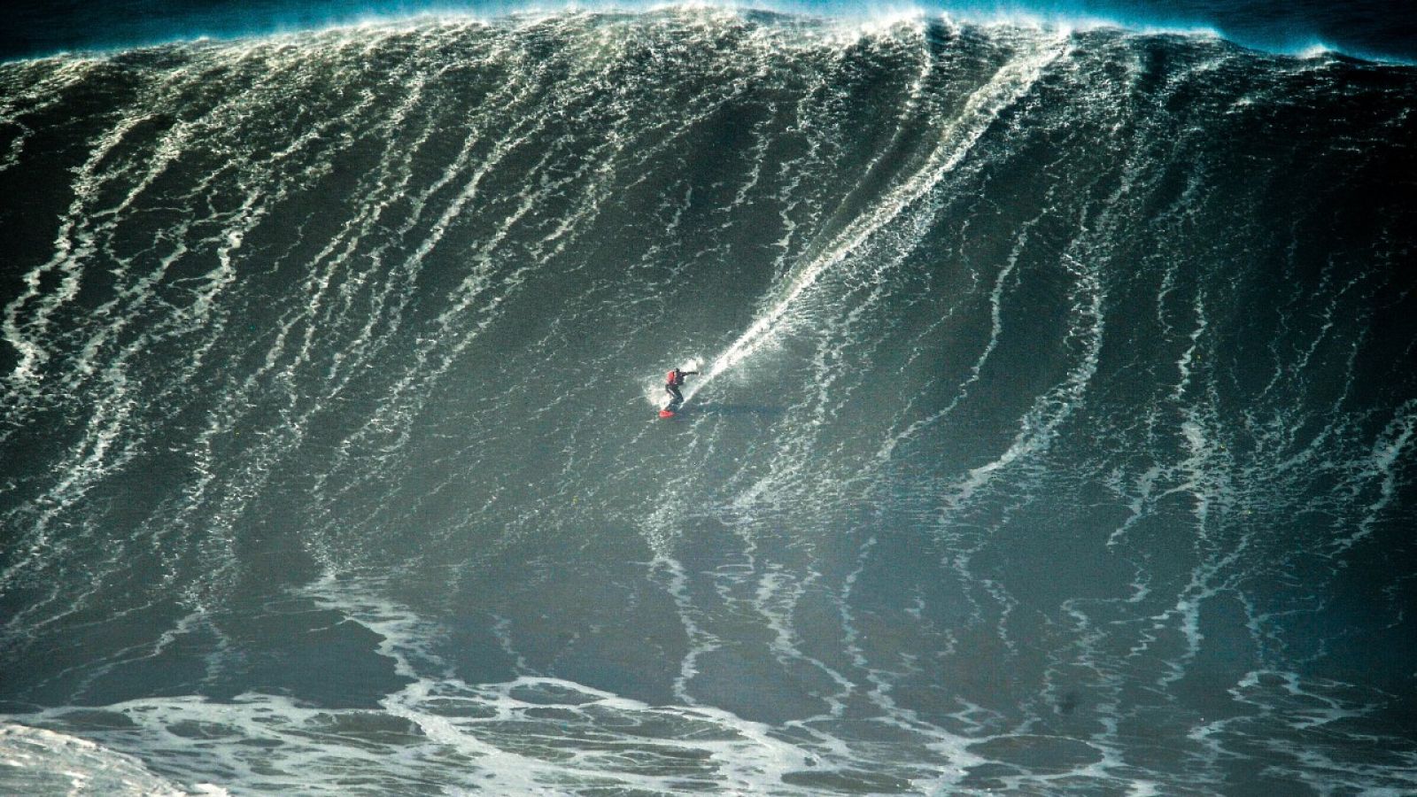 La brasileña Maya Gabeira, récord mundial al surfear la ola más grande