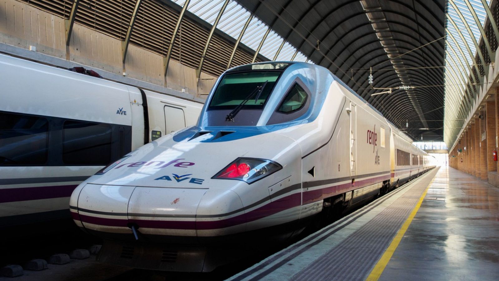 Varios actos vandálicos cortan la circulación de trenes en Cataluña, incluido dos AVE