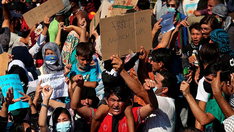 Miles de migrantes protestan y bloquean el acceso a los restos del campamento de refugiados de Moria 