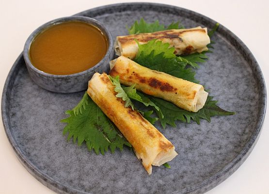 Rollito de primavera con conejo escabechado y agridulce