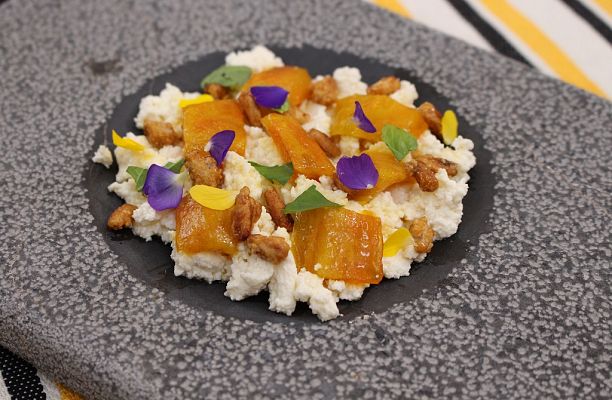 Requesón con higos chumbos, albahaca y piñones garrapiñados 