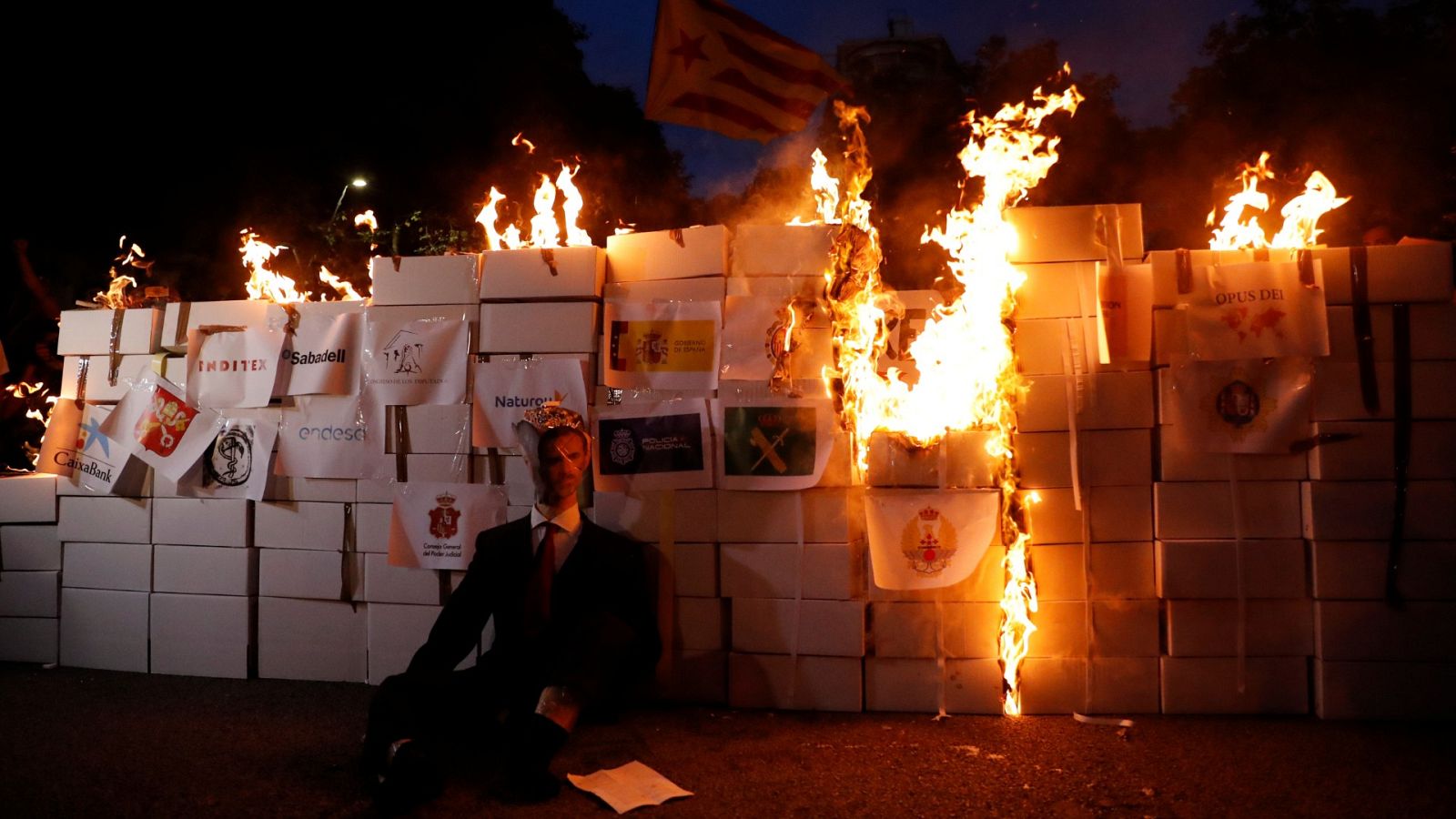 Los CDR queman la bandera de España, un muñeco del rey y logos de la Policía y la Guardia Civil