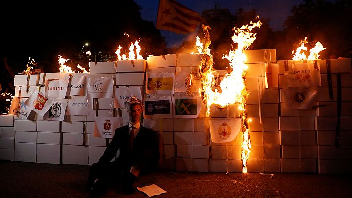 Informativo 24h - Los CDR queman la bandera de España, un muñeco del rey y logos de la Policía y la Guardia Civil