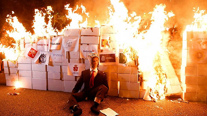 Telediario 1 - Los CDR queman un muñeco del rey en una marcha no comunicada por la Diada de Cataluña