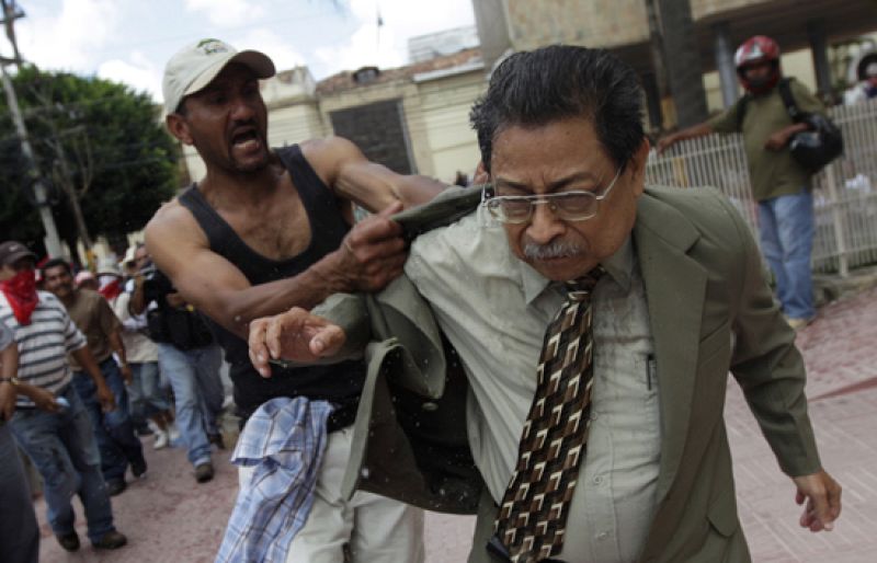  Manifestantes pro-Zelaya agreden al vicepresidente del Parlamento de Honduras.