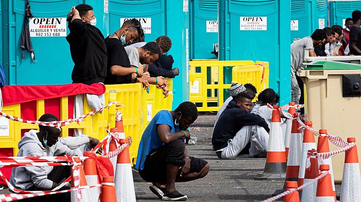 Prosigue el desalojo del campamento de la Cruz Roja en el muelle de Arguineguín