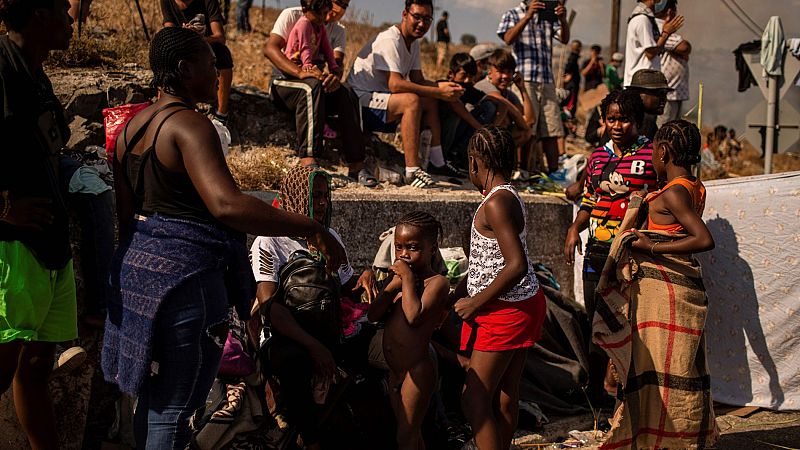 Miles de refugiados del campamento de Moria, en la isla griega de Lesbos, pendientes de ser realojados