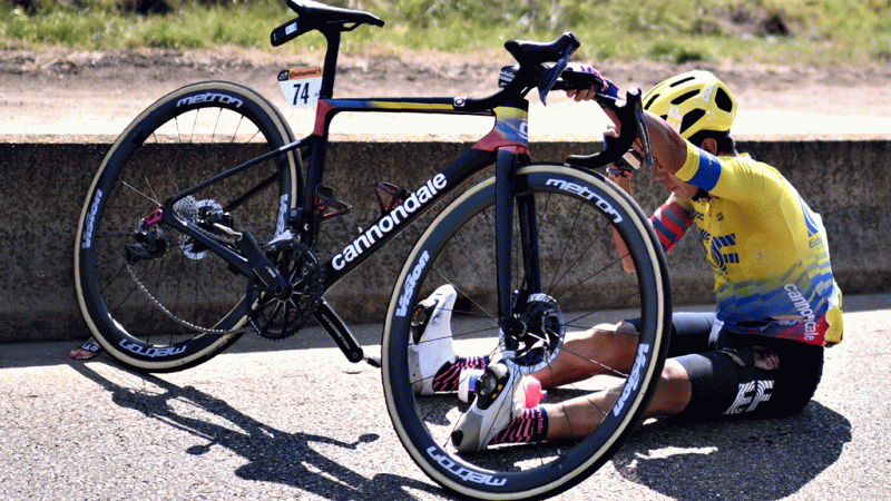 Sergio Higuita abandona entre lágrimas el Tour tras caerse dos veces en la etapa 15