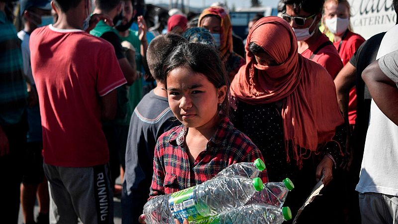 La ONU levanta un campamento temporal para los miles de refugiados que duermen a la intemperie en Lesbos