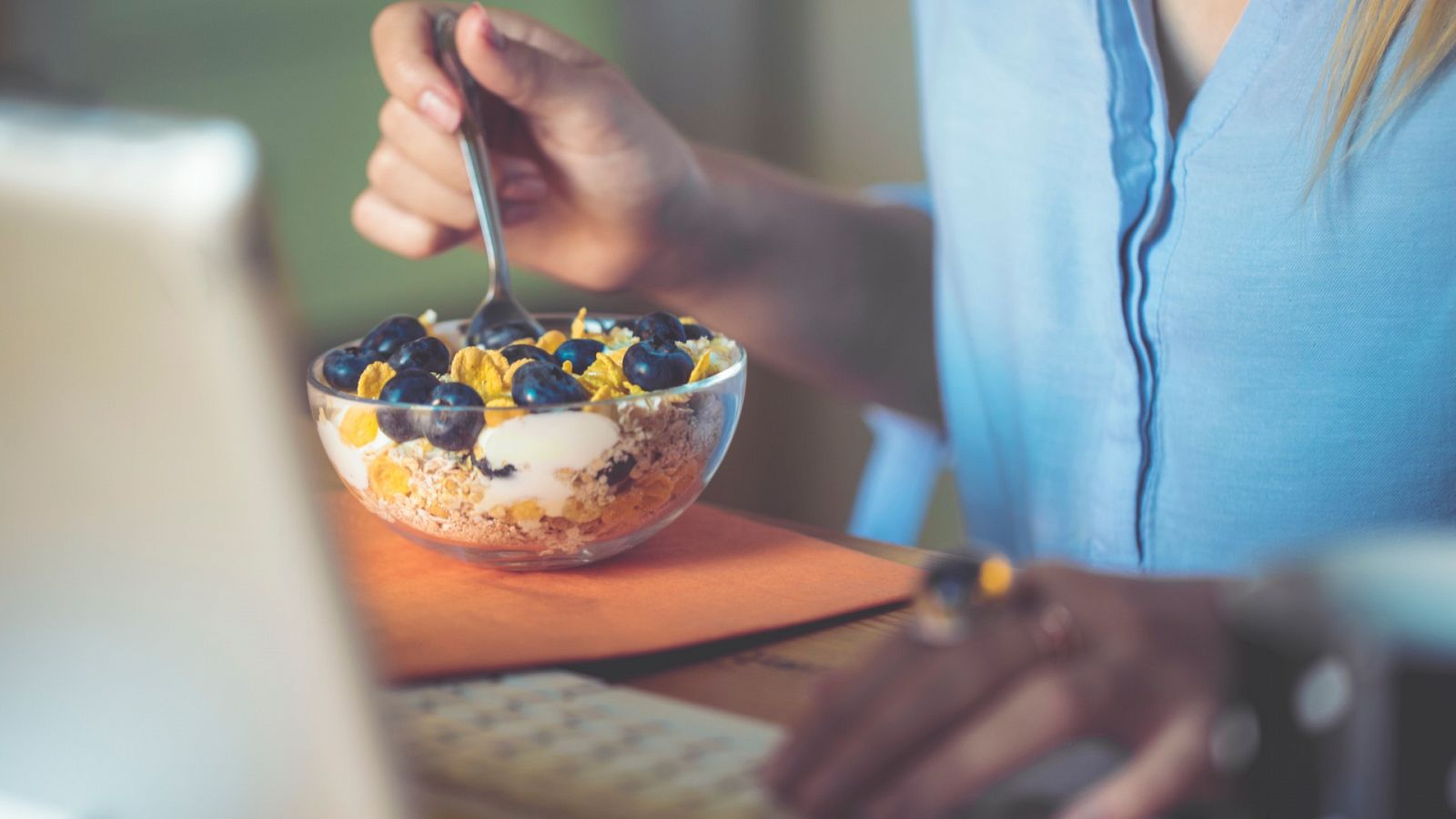 Teletrabajo: ¿Cómo controlar la ansiedad por la comida poco saludable?