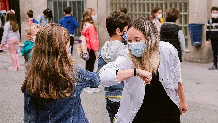 La OMS recomienda no chocar los codos sino que nos saludemos poniendo la mano sobre el corazón