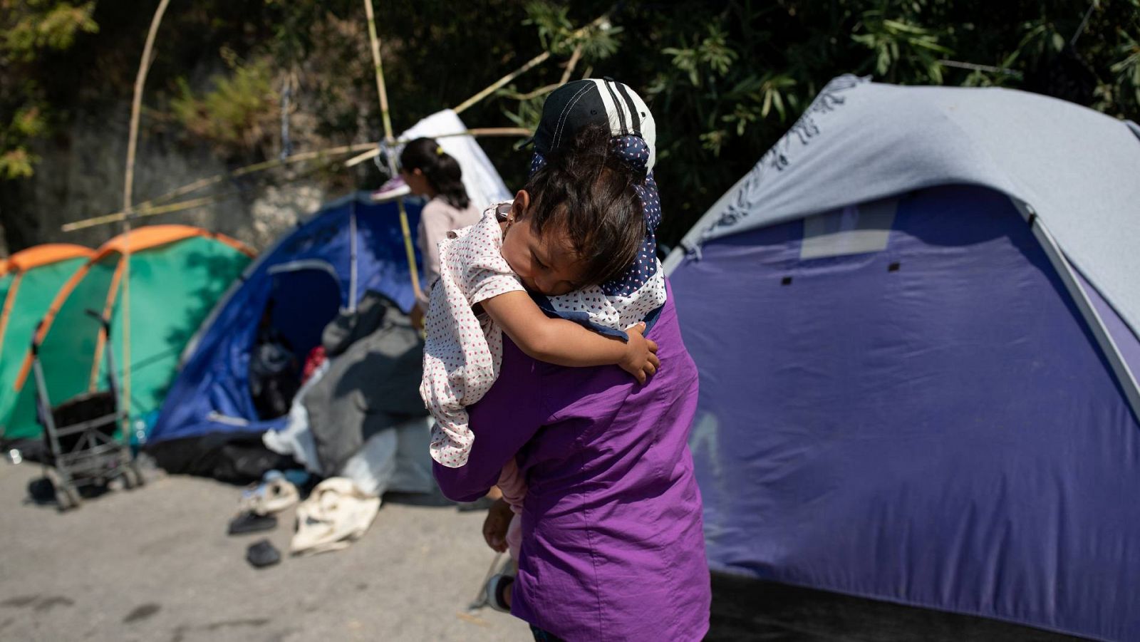 Grecia | Los refugiados de Lesbos sobreviven en los arcenes mientras rechazan ser internados de nuevo