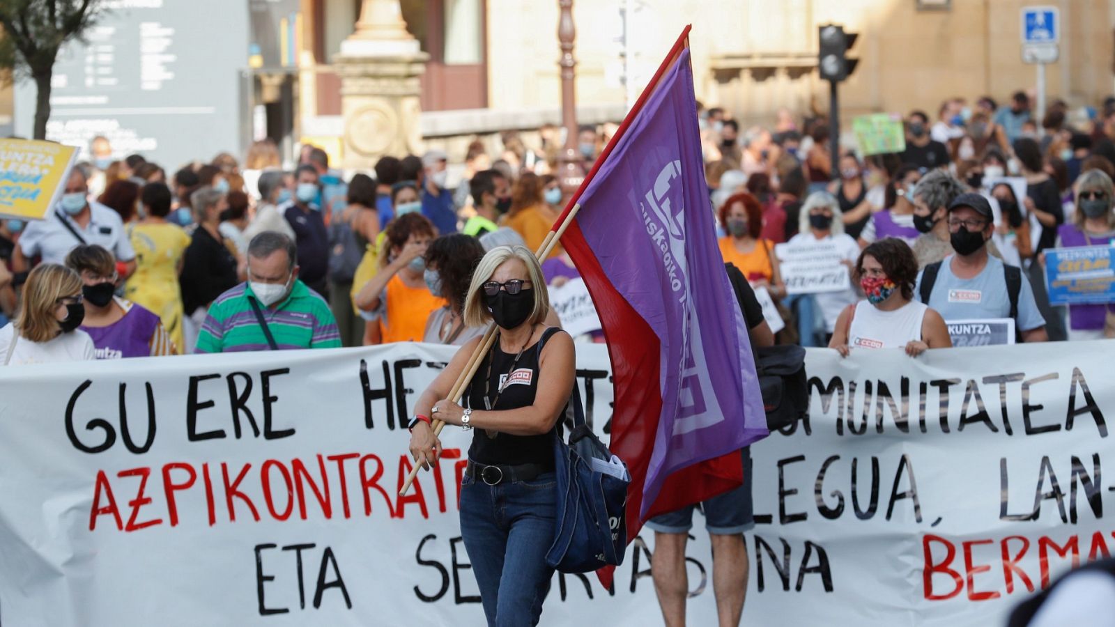 Miles de personas piden medidas para un retorno seguro a las clases, en la huelga de la enseñanza en Euskadi