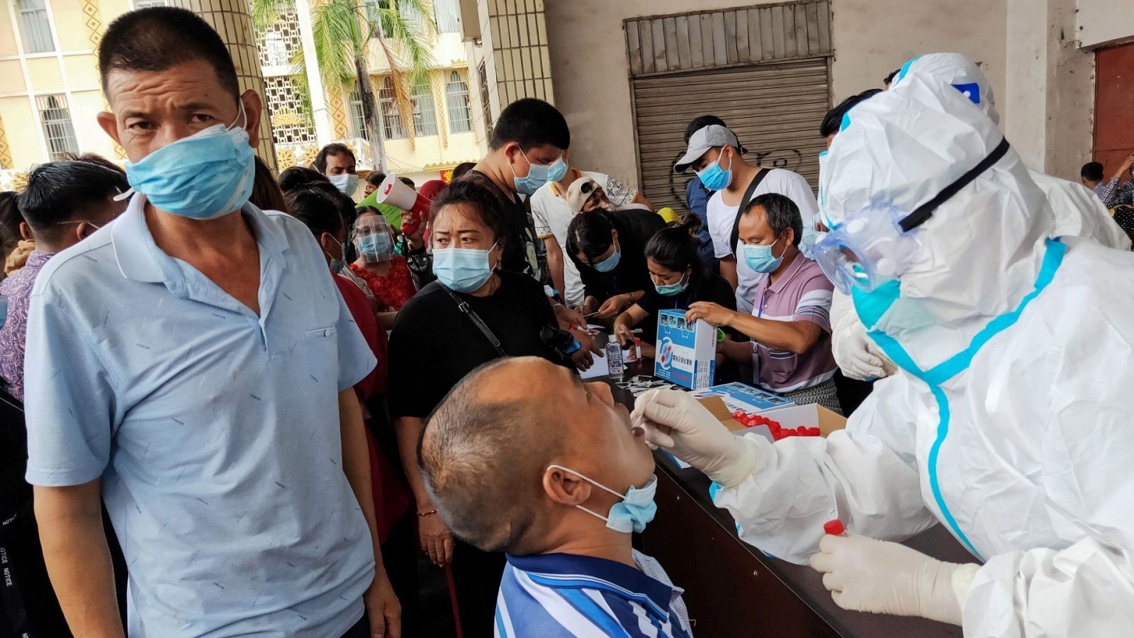 China asegura que en noviembre estará lista su vacuna pero no ve necesidad de vacunar de forma masiva