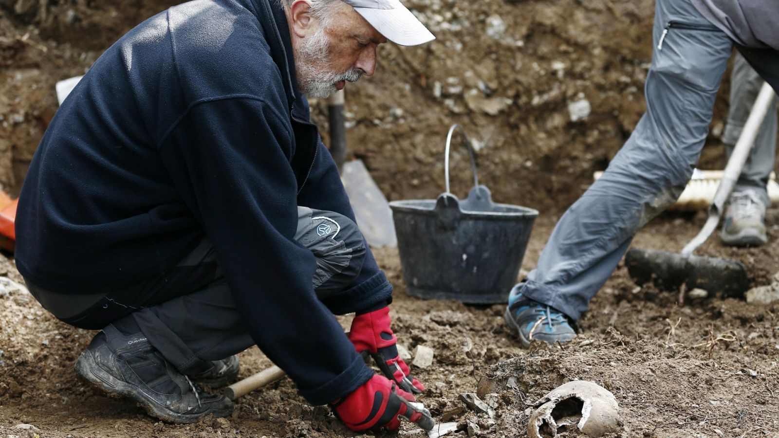 El antropólogo forense Francisco Etxeberría calcula que quedan unas 20.000 personas del bando republicano por exhumar
