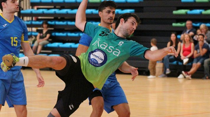 Un club histórico de balonmano, entrenando en un parque