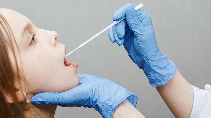 Los pediatras proponen limitar la petición de PCR en niños para evitar saturar más la atención primaria