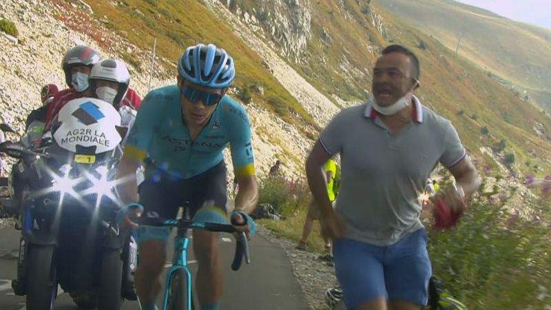 Tour 2020 | Algunos aficionados jalean sin mascarilla a los ciclistas