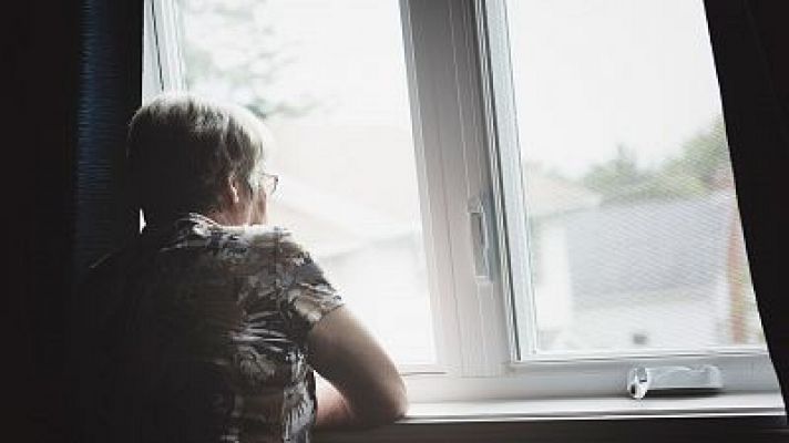 Telediario 1 - Los brotes de coronavirus obligan a aplicar restricciones o confinamientos en 52 municipios del país