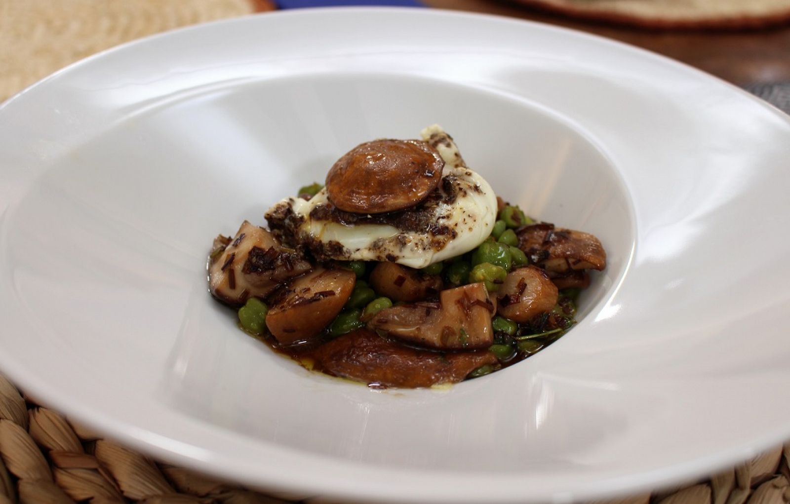 Garbanzo verde con boletus y huevo poché 