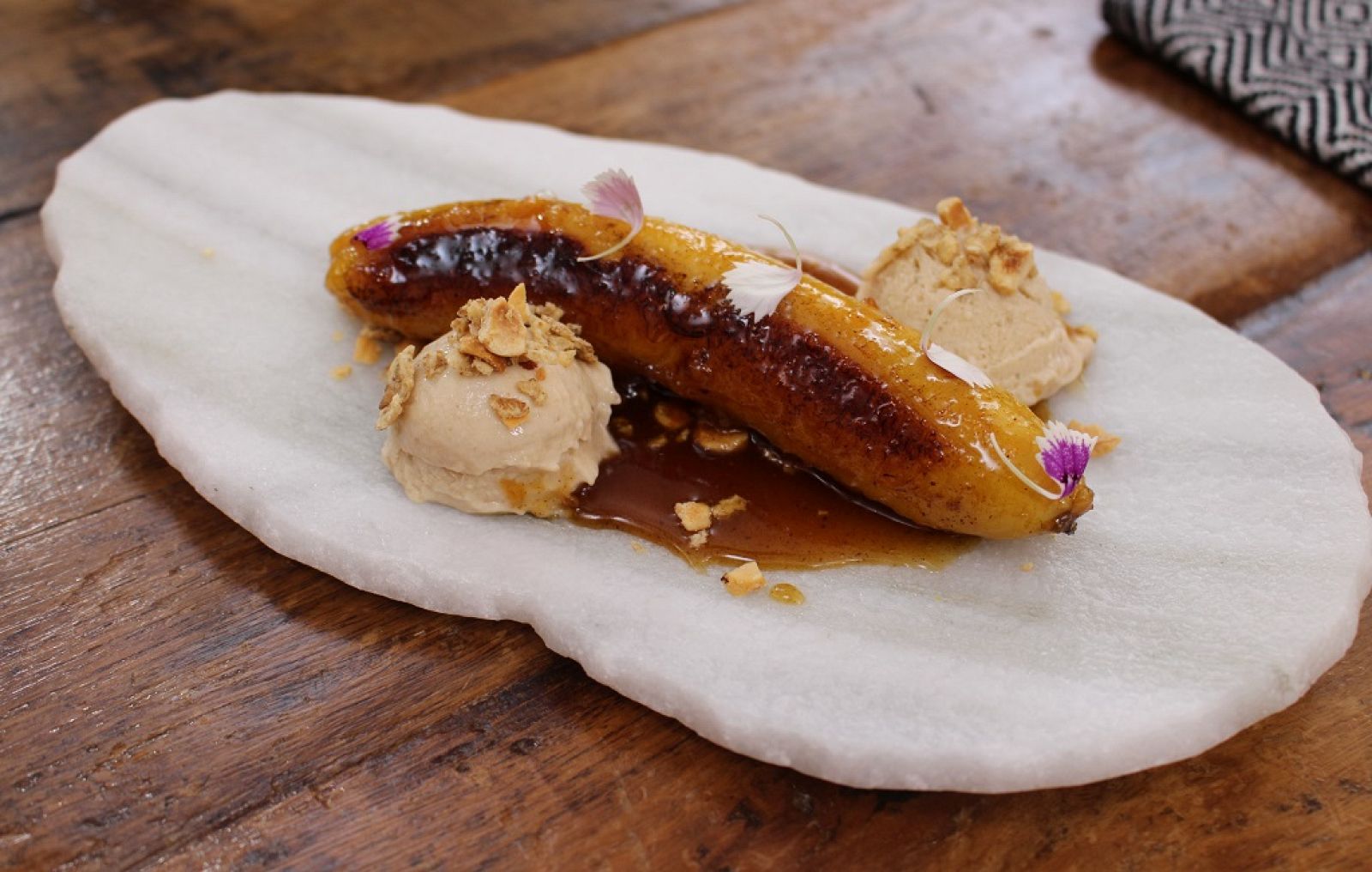 Plátano de Canarias glaseado con su helado | Ver