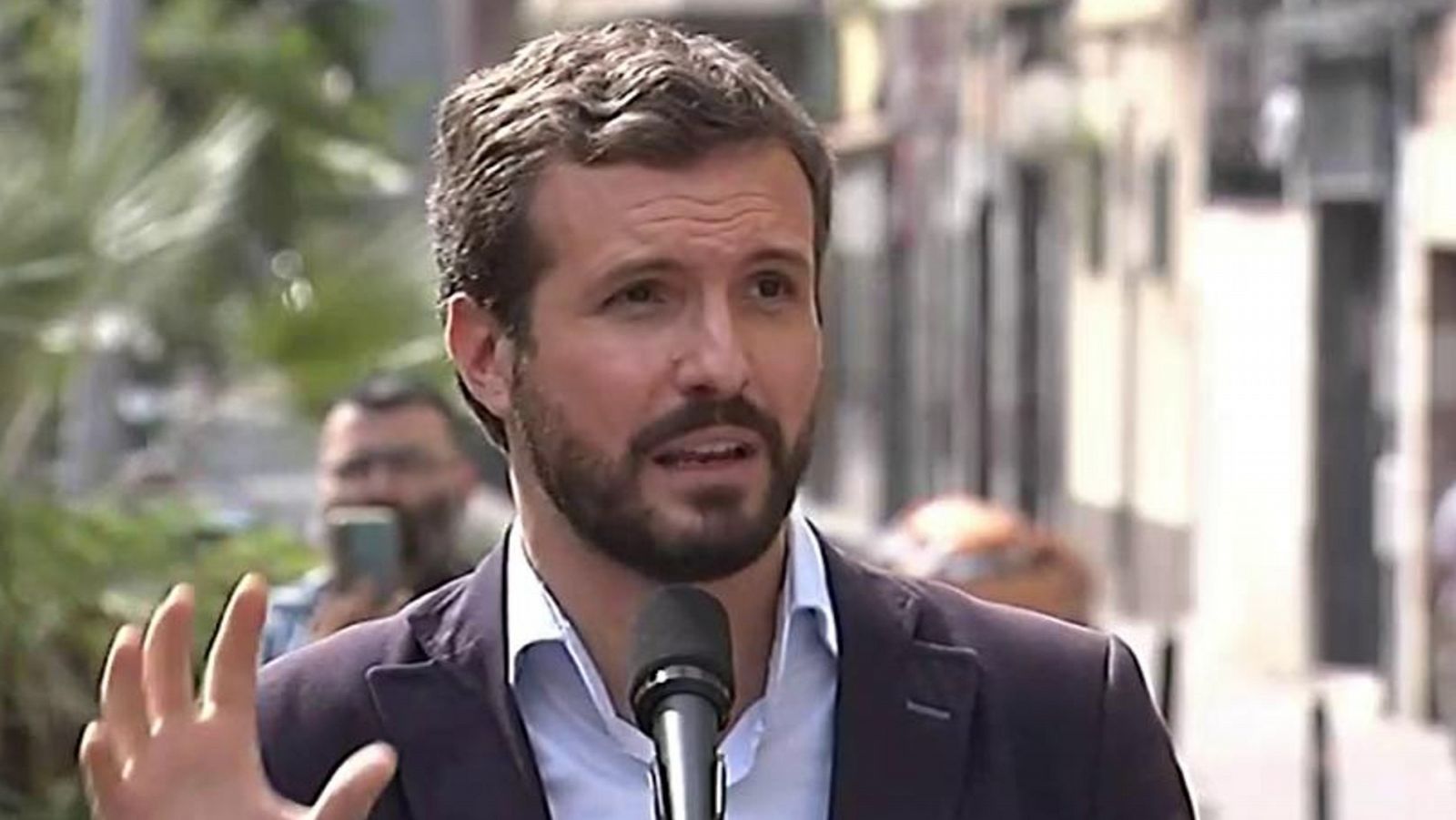 Casado, a Iglesias: "Si justifica la ocupación, que deje vivir en el jardín de su casa a unos okupas"