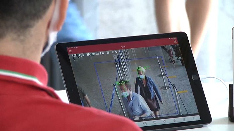 Italia realiza pruebas a los pasajeros antes de subir al avión | Ver