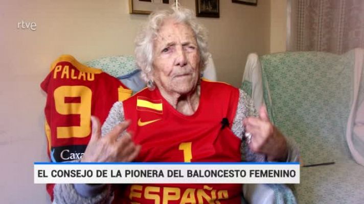 Telediario 1 - BALONCESTO FEMENINO- Encarna Hernández, la pionera del baloncesto español vibrando con la selección