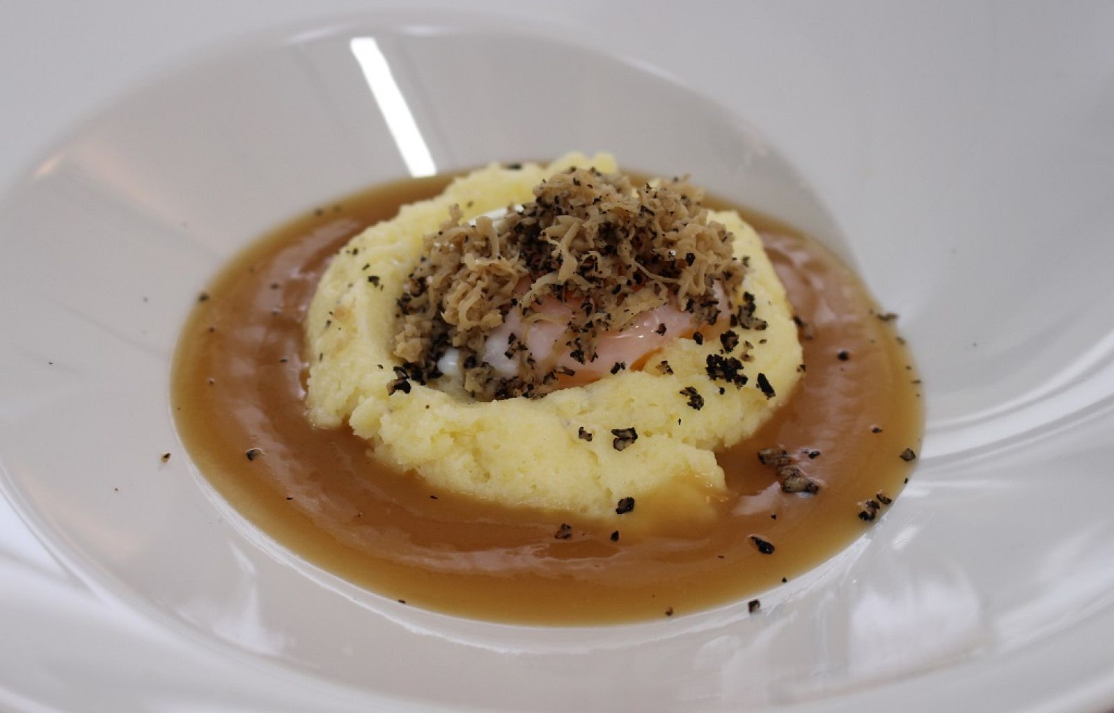 Parmentier trufada con caldo de jamón y huevo | Ver