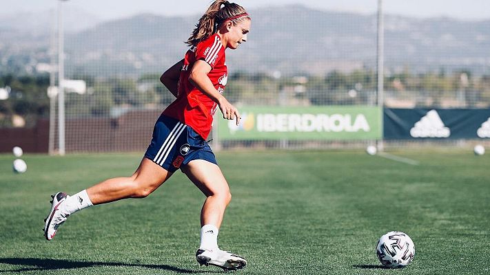 Selección femenina | Putellas homenajea a Torrecilla con el '14' | Ver