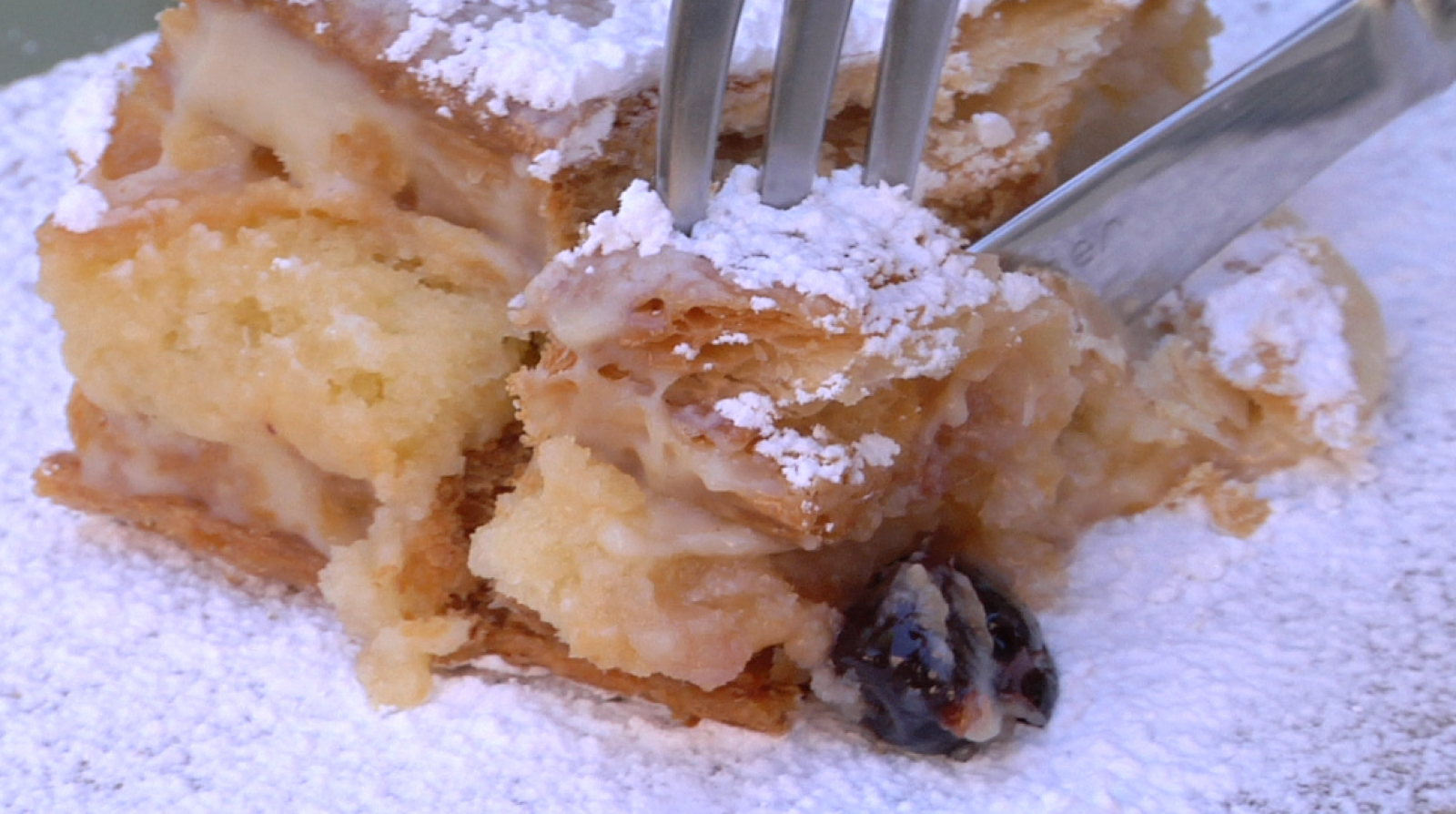 Hojaldre, crema pastelera y amarenas: un postre italiano ideal