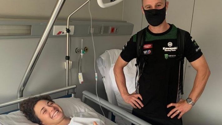  - El campeón del mundo, Jonathan Rea, visita en el hospital a Ana Carrasco