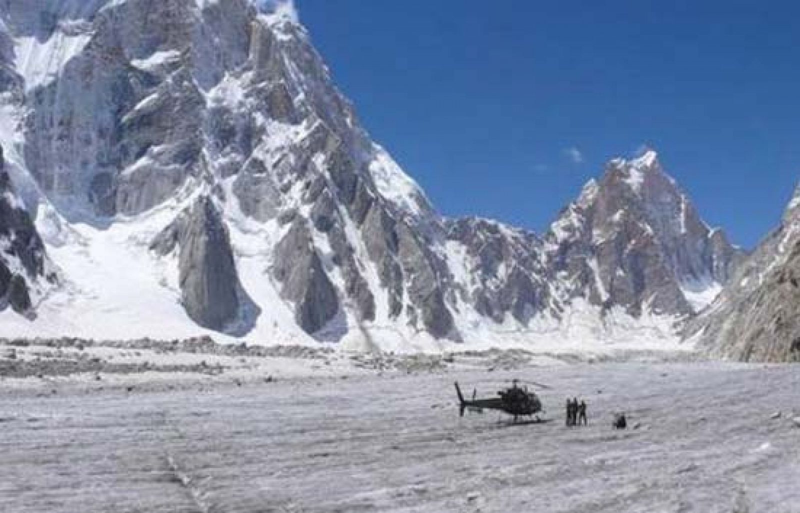 14 alpinistas de varias nacionalidades trabajan en el rescate de Óscar Pérez, el montañista español perido a 6.300 metros de altitud en el Latok II del Karakorum  