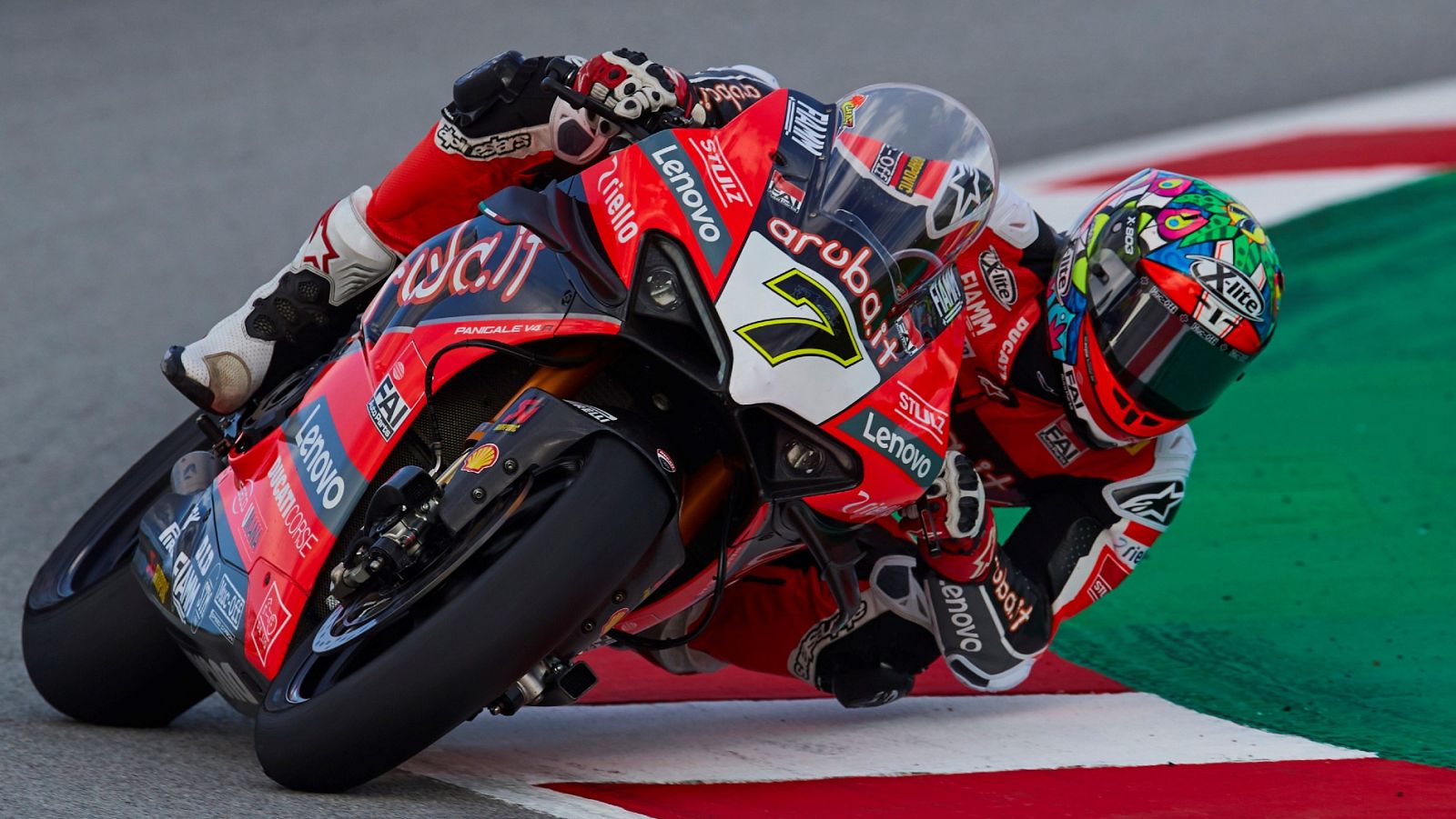 Vídeo: Davies gana su primera carrera de la temporada; Rea, más líder