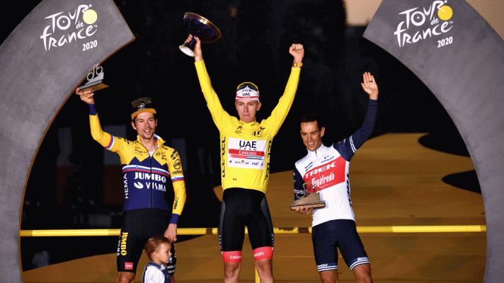 Tour de Francia - Tour 2020 | Tadej Pogacar escoltado en el podio por Roglic y Porte