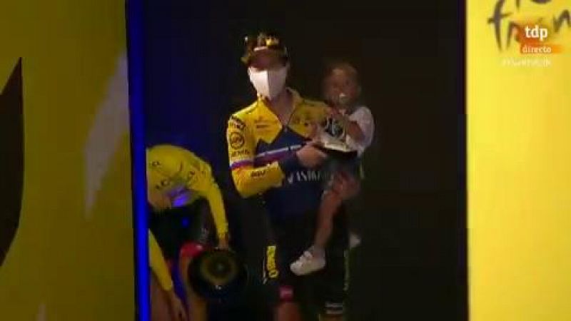 Tadej Pogacar escoltado en el podio por Roglic y Porte