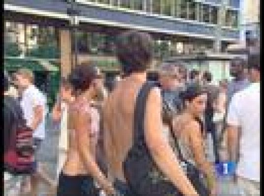 Semidesnudos por las Ramblas