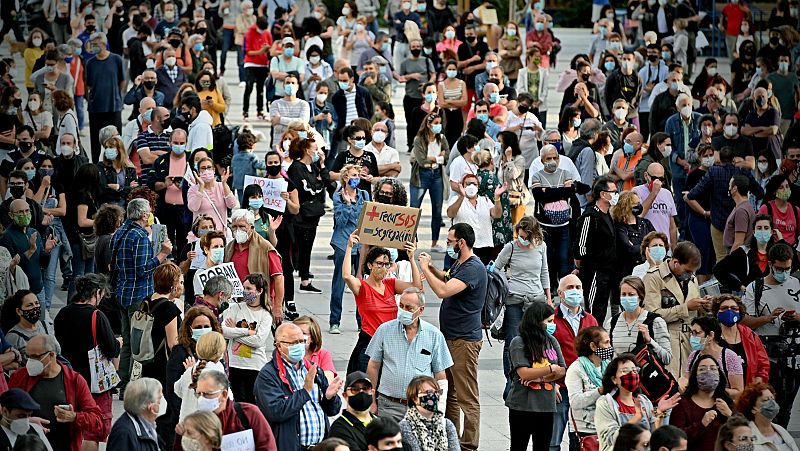Cientos de personas protestan por las restricciones impuestas en algunas zonas de Madrid