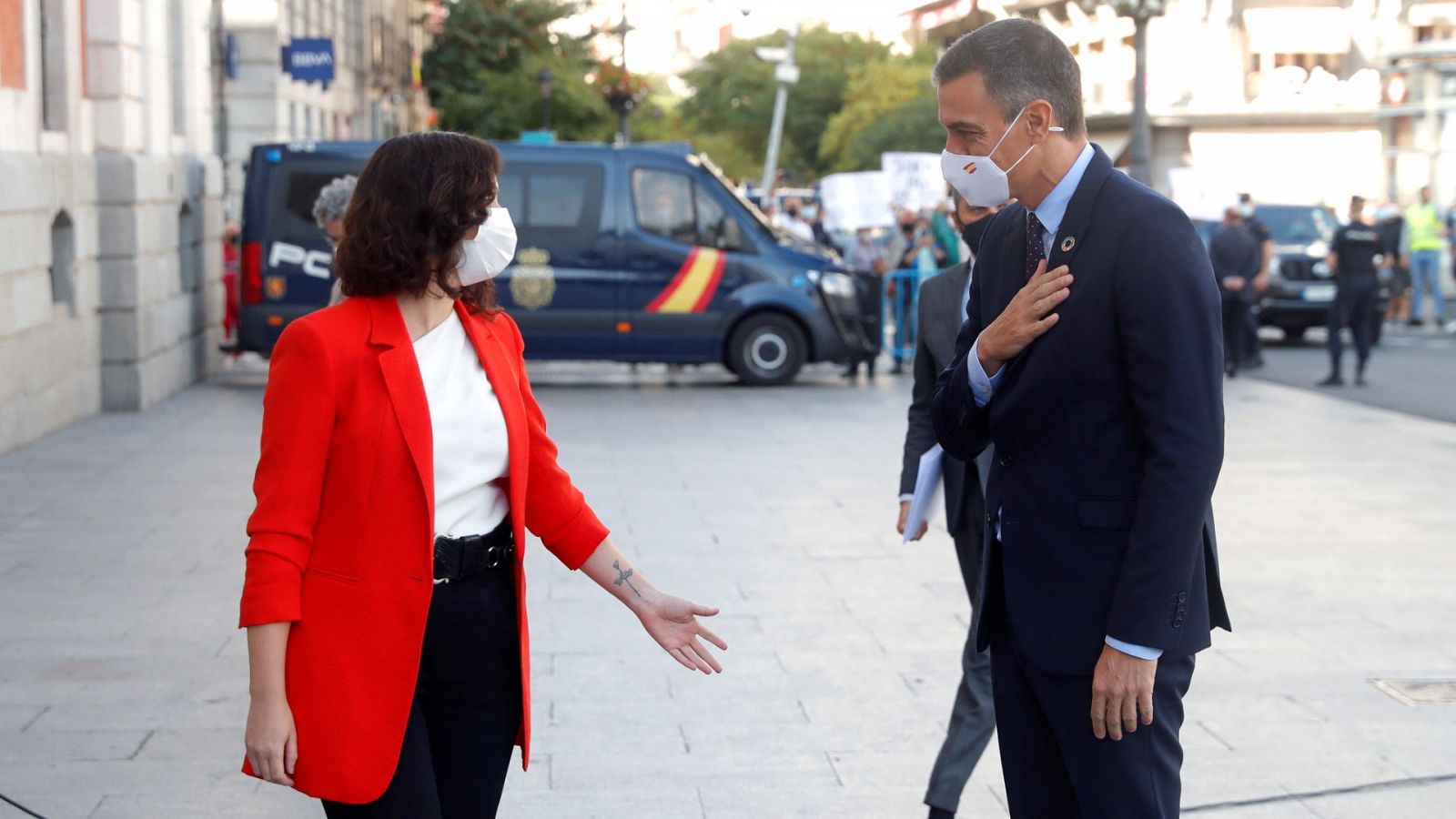 Coronavirus| Sánchez llega a su reunión con Ayuso entre abucheos por parte de un grupo de manifestantes